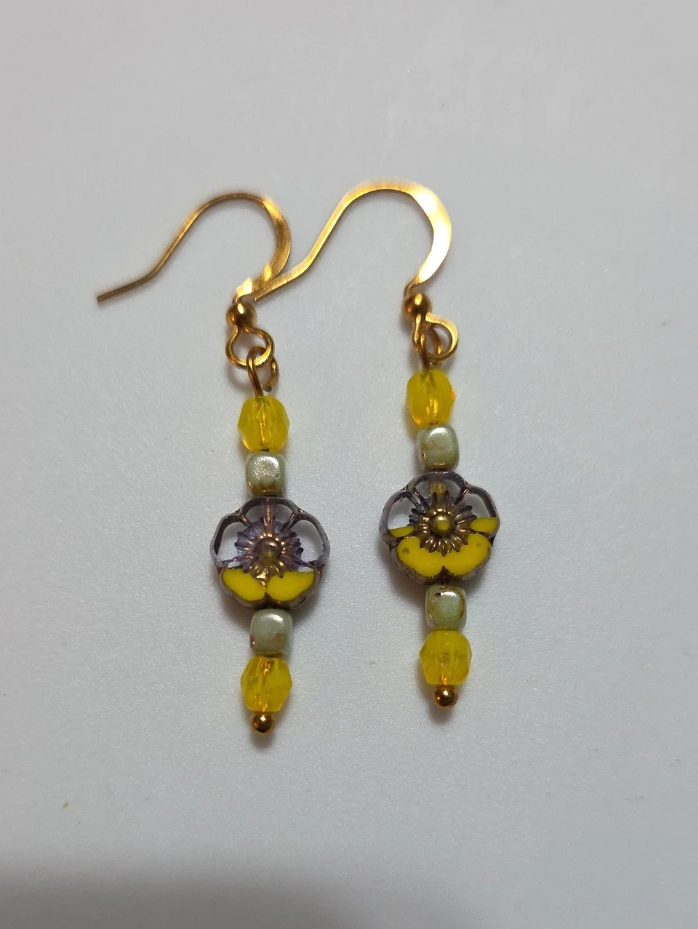 New Czech Glass Yellow Floral Bead Dangle Earrings Gold Tone Handmade Artisan‎